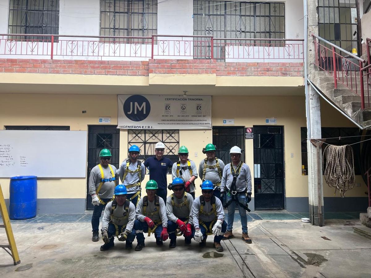 Grupo con arnés de cuerpo completo tras curso de trabajos en altura