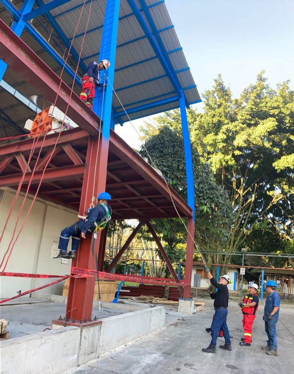 Práctica de rescate en trabajos en altura sobre estructura metálica